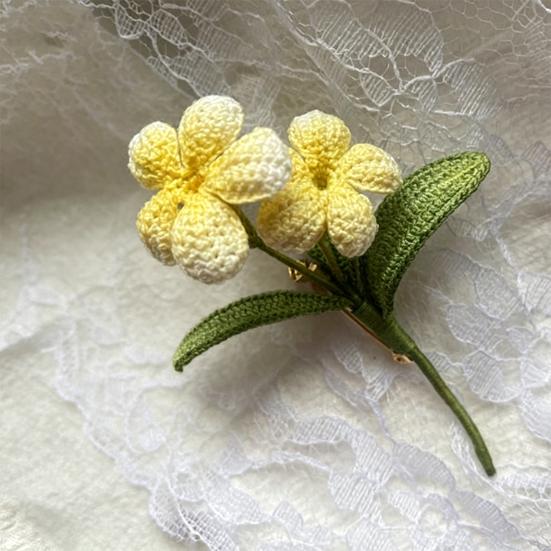 Frangipani Blume Häkelbrosche, gehäkelte Brosche, Blumenschmuck, Miniatur, 2 Blumen