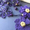 Lila Häkelkette Lariat mit Goldkristallen, Türkische Oya-Spitze, Lila Blume Lange Wrap, einzigartiger Schmuck