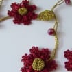 Türkische Oya Spitze Halskette Burgund und Gold, Rote Häkelblume Lariat, Kristall Perlen Lange Blumen Halskette