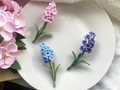 Hyazinthe Blume Brosche, gehäkelte Blume Anstecknadel, rosa lila blau, Mikro Häkelblume