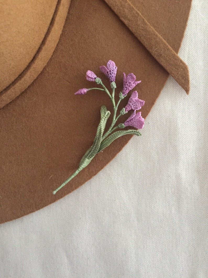 Lila gehäkelte Freesia Brosche, handgemachte Blumenbrosche, Hochzeit Boutonniere, Anstecknadel