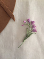 Lila gehäkelte Freesia Brosche, handgemachte Blumenbrosche, Hochzeit Boutonniere, Anstecknadel