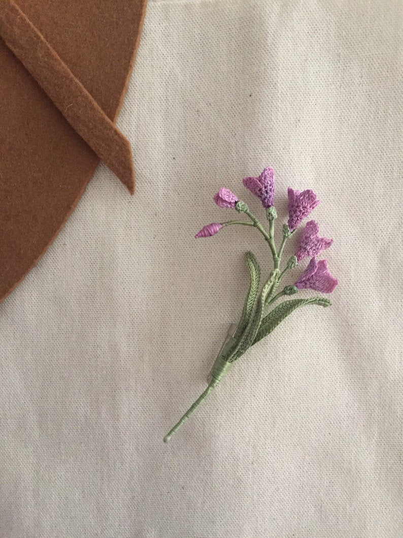 Lila gehäkelte Freesia Brosche, handgemachte Blumenbrosche, Hochzeit Boutonniere, Anstecknadel
