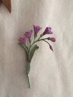 Lila gehäkelte Freesia Brosche, handgemachte Blumenbrosche, Hochzeit Boutonniere, Anstecknadel