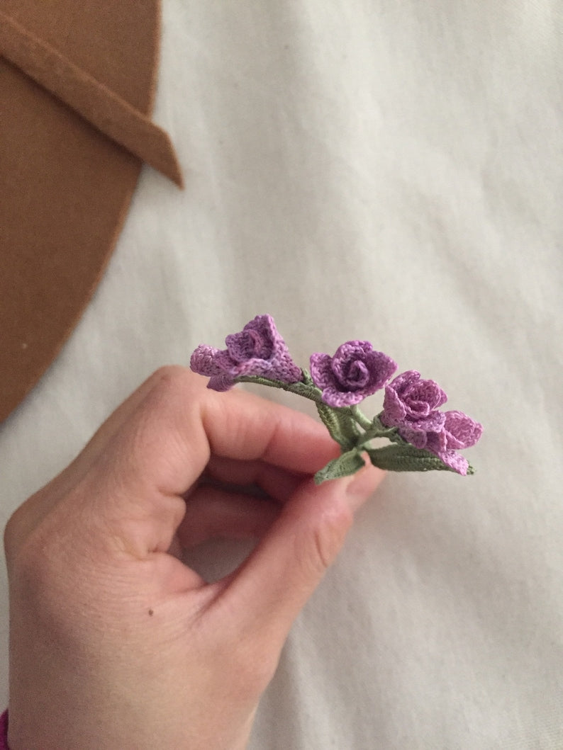 Lila gehäkelte Freesia Brosche, handgemachte Blumenbrosche, Hochzeit Boutonniere, Anstecknadel