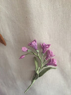 Lila gehäkelte Freesia Brosche, handgemachte Blumenbrosche, Hochzeit Boutonniere, Anstecknadel