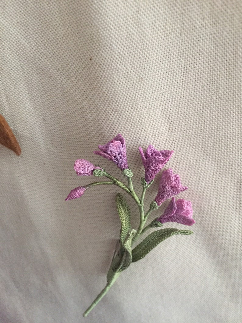 Lila gehäkelte Freesia Brosche, handgemachte Blumenbrosche, Hochzeit Boutonniere, Anstecknadel