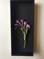 Lila gehäkelte Freesia Brosche, handgemachte Blumenbrosche, Hochzeit Boutonniere, Anstecknadel