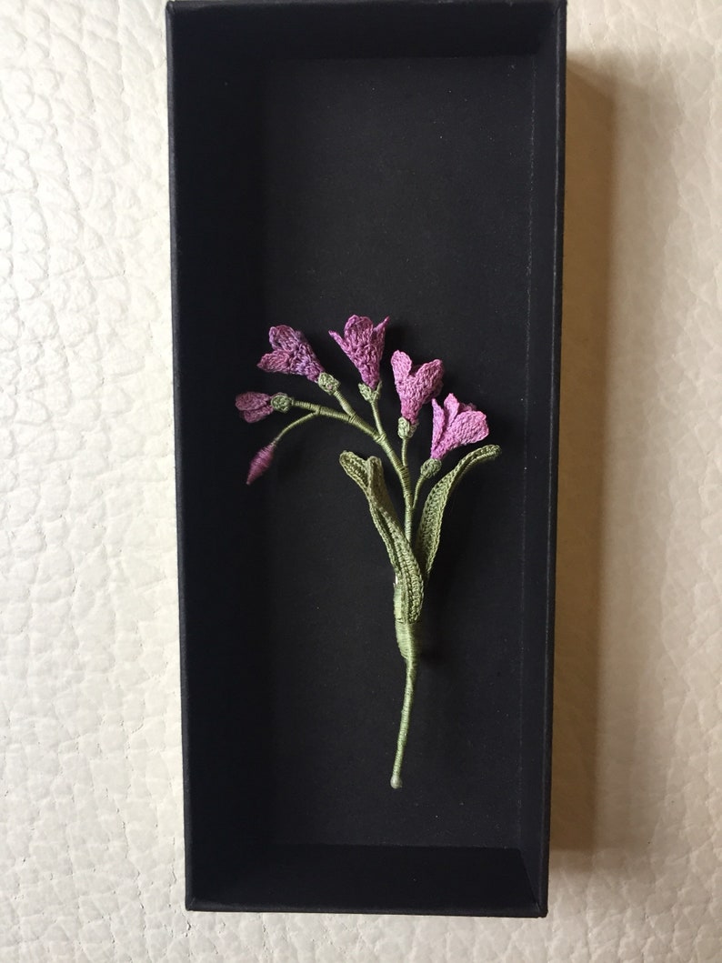 Lila gehäkelte Freesia Brosche, handgemachte Blumenbrosche, Hochzeit Boutonniere, Anstecknadel