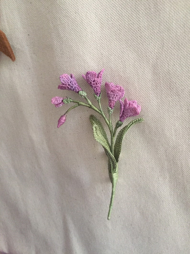 Lila gehäkelte Freesia Brosche, handgemachte Blumenbrosche, Hochzeit Boutonniere, Anstecknadel