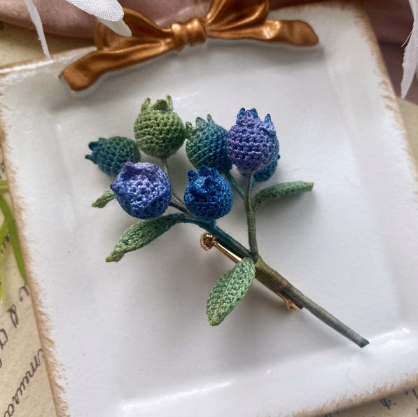 Blaubeer Brosche gehäkelt, handgemachte Blumen Brosche, 2 Stile