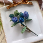 Blaubeer Brosche gehäkelt, handgemachte Blumen Brosche, 2 Stile