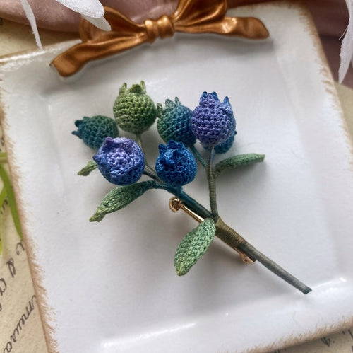 Blaubeer Brosche gehäkelt, handgemachte Blumen Brosche, 2 Stile