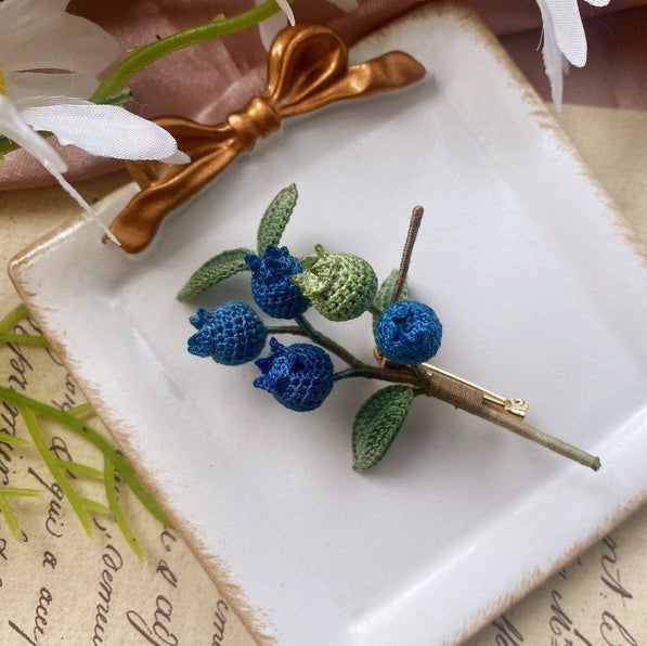 Blaubeer Brosche gehäkelt, handgemachte Blumen Brosche, 2 Stile