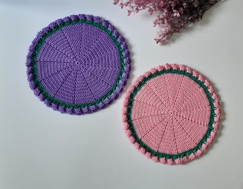 Runde Häkel-Tischset 32 cm, Dekorative Tulpen-Bordüre, Polyester