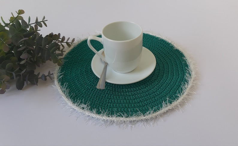 Gehäkeltes rundes Tischset mit dekorativen pelzigen Rändern, 28 cm Durchmesser, Polyester