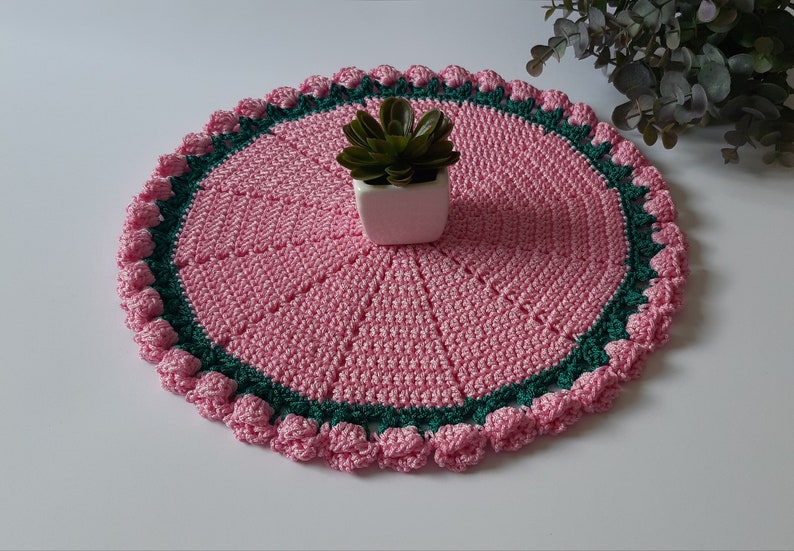 Runde Häkel-Tischset 32 cm, Dekorative Tulpen-Bordüre, Polyester
