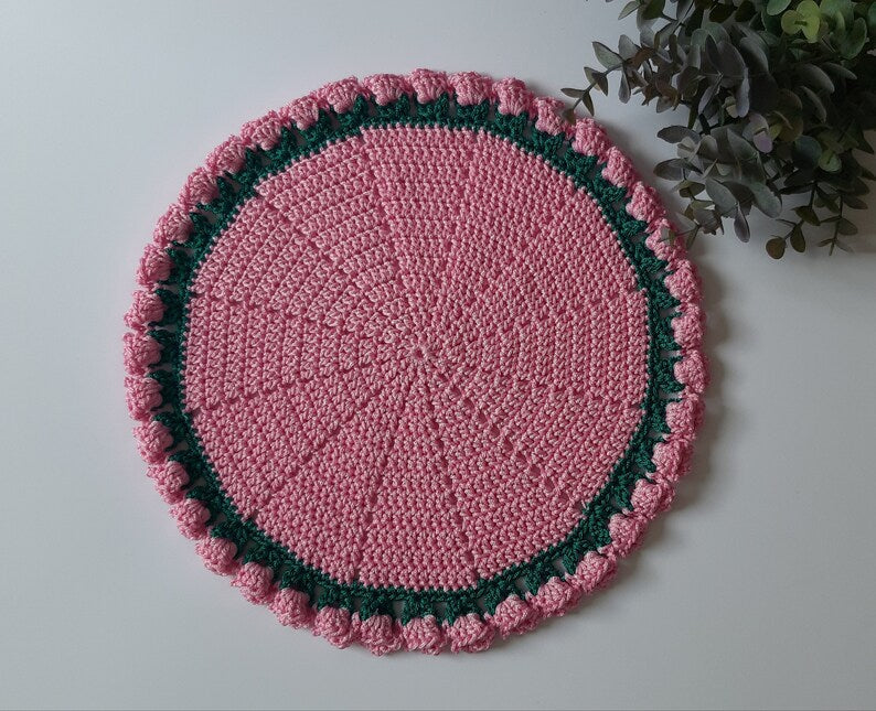 Runde Häkel-Tischset 32 cm, Dekorative Tulpen-Bordüre, Polyester