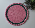 Runde Häkel-Tischset 32 cm, Dekorative Tulpen-Bordüre, Polyester