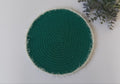 Gehäkeltes rundes Tischset mit dekorativen pelzigen Rändern, 28 cm Durchmesser, Polyester