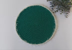Gehäkeltes rundes Tischset mit dekorativen pelzigen Rändern, 28 cm Durchmesser, Polyester