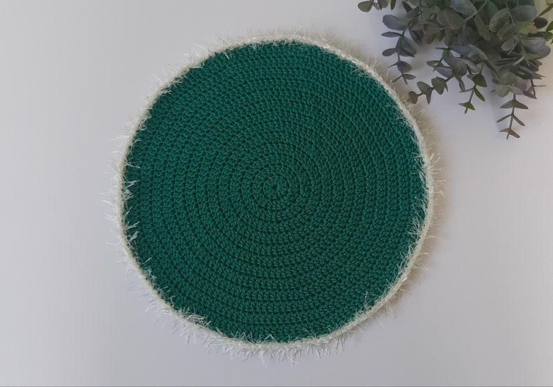 Gehäkeltes rundes Tischset mit dekorativen pelzigen Rändern, 28 cm Durchmesser, Polyester