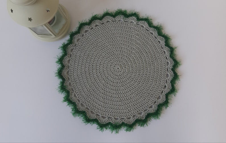 Gehäkeltes rundes Tischset mit pelzigen Rändern, 31 cm Durchmesser, Makramee-Polyesterseil