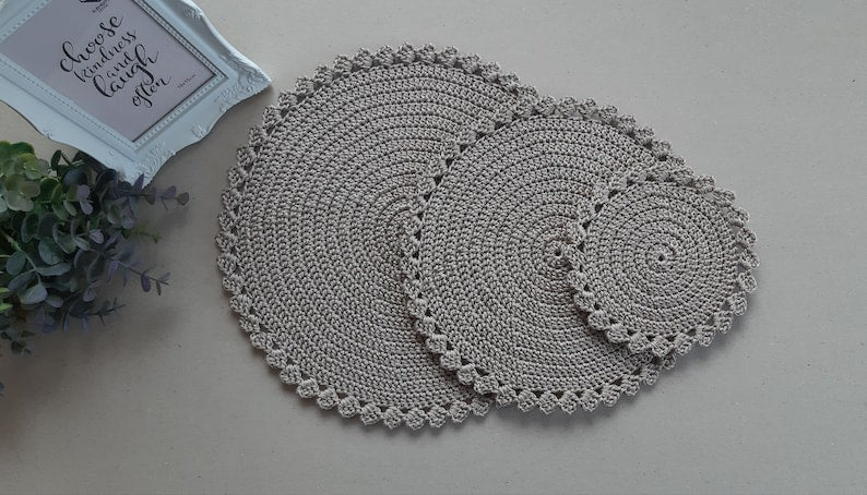 Runde gehäkelte Tischsets, 4 Größen, Makramee Polyesterseil 1-2 mm, Ø 32/28/26/15 cm