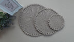 Runde gehäkelte Tischsets, 4 Größen, Makramee Polyesterseil 1-2 mm, Ø 32/28/26/15 cm