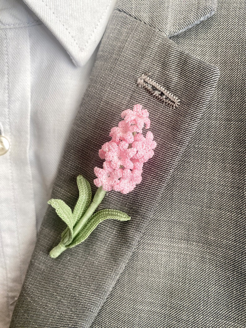 Hyazinthe Blume Brosche, gehäkelte Blume Anstecknadel, rosa lila blau, Mikro Häkelblume