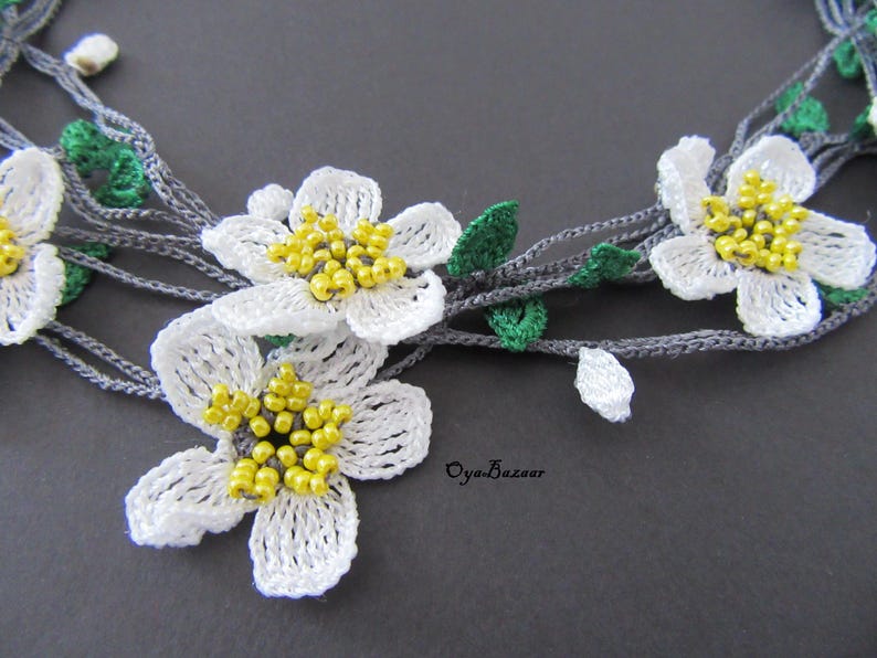 Mandelblüte Häkelkette, weiße Frühlingsblume Lange Lariat, Türkisch Oya Spitzenschmuck