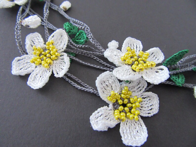 Mandelblüte Häkelkette, weiße Frühlingsblume Lange Lariat, Türkisch Oya Spitzenschmuck