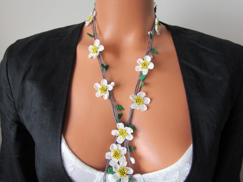Mandelblüte Häkelkette, weiße Frühlingsblume Lange Lariat, Türkisch Oya Spitzenschmuck
