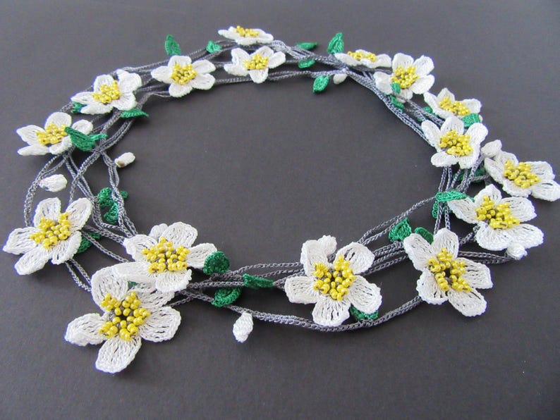 Mandelblüte Häkelkette, weiße Frühlingsblume Lange Lariat, Türkisch Oya Spitzenschmuck
