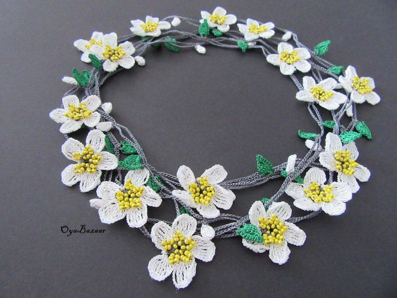 Mandelblüte Häkelkette, weiße Frühlingsblume Lange Lariat, Türkisch Oya Spitzenschmuck