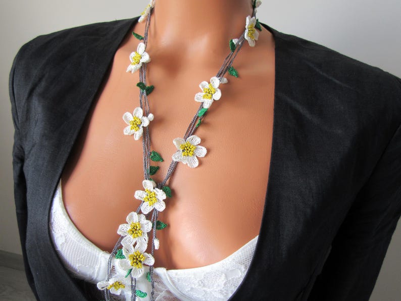 Mandelblüte Häkelkette, weiße Frühlingsblume Lange Lariat, Türkisch Oya Spitzenschmuck