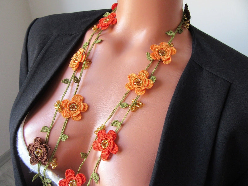 Türkische Oya Häkeln Lange Halskette, Gebrannte Orange Rost Herbst Blume Halskette, Herbst Farbe Lariat Halskette