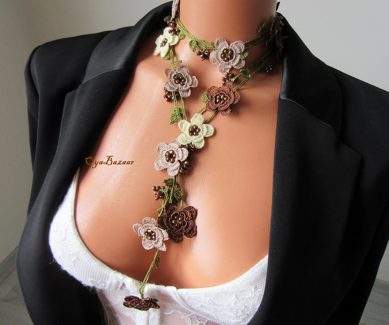 Braune Perlen türkische Oya Halskette, häkeln Herbst Farbe Boho Lariat, Floral lange Wickelkette