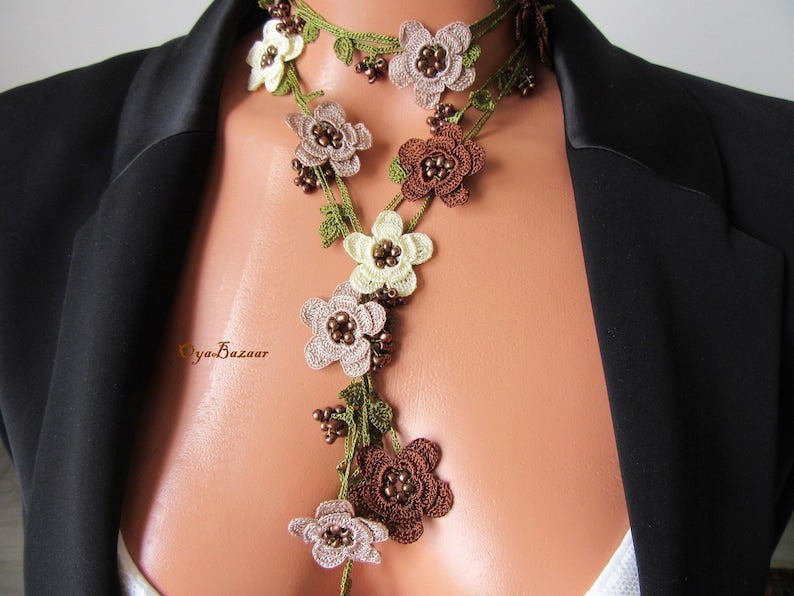 Braune Perlen türkische Oya Halskette, häkeln Herbst Farbe Boho Lariat, Floral lange Wickelkette
