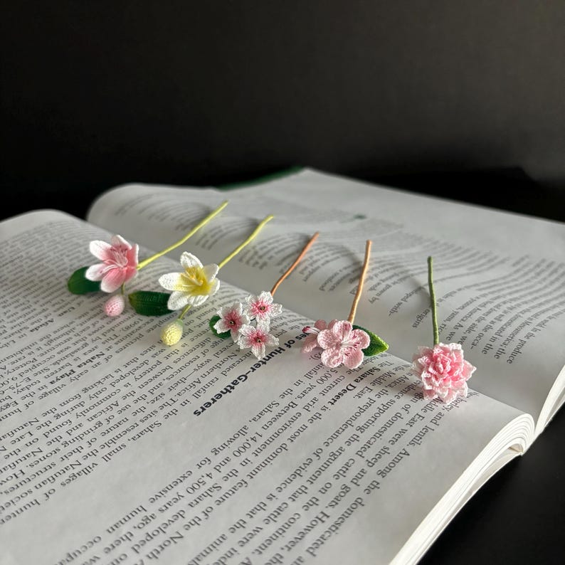 Häkellesezeichen Lilie Pfirsich Kirschblüte Dahlie Mikro Häkeln Frühlingsblumen Floral Handgemacht