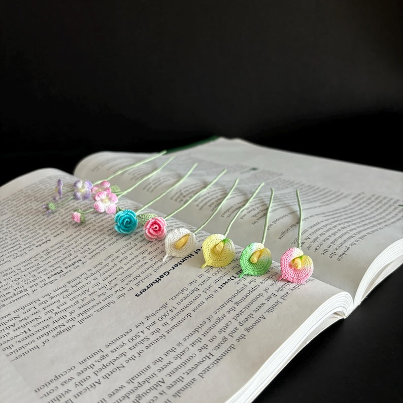 Handgehäkeltes Calla-Lilie-Rose-Primrose-Lesezeichen mit grünem Stiel, 10-15 cm, handgefärbt, boho, Frühlingsvibe