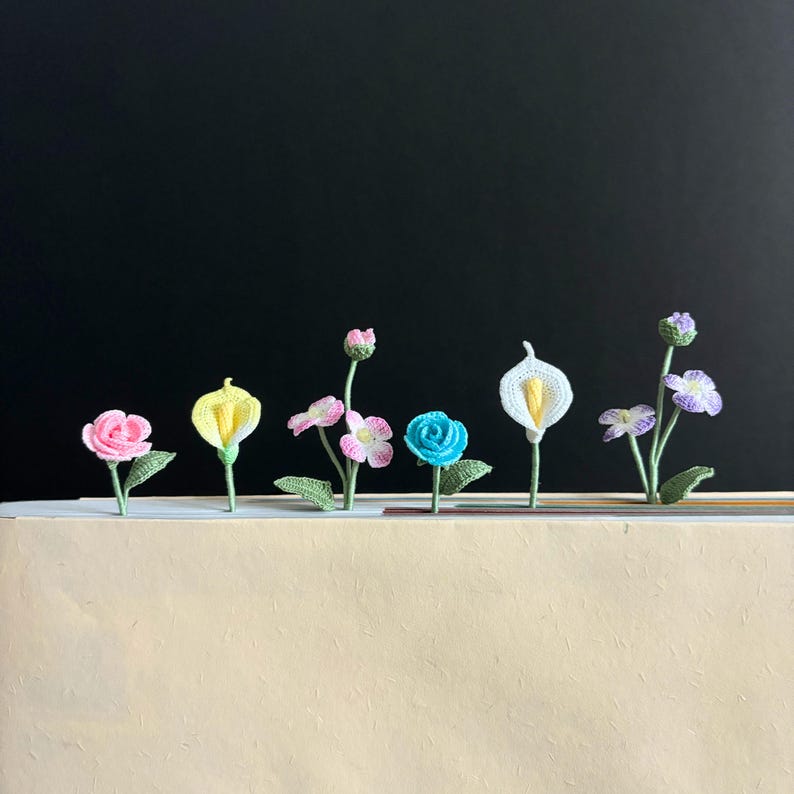Handgehäkeltes Calla-Lilie-Rose-Primrose-Lesezeichen mit grünem Stiel, 10-15 cm, handgefärbt, boho, Frühlingsvibe