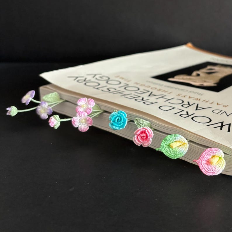 Handgehäkeltes Calla-Lilie-Rose-Primrose-Lesezeichen mit grünem Stiel, 10-15 cm, handgefärbt, boho, Frühlingsvibe