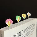 Handgehäkeltes Calla-Lilie-Rose-Primrose-Lesezeichen mit grünem Stiel, 10-15 cm, handgefärbt, boho, Frühlingsvibe