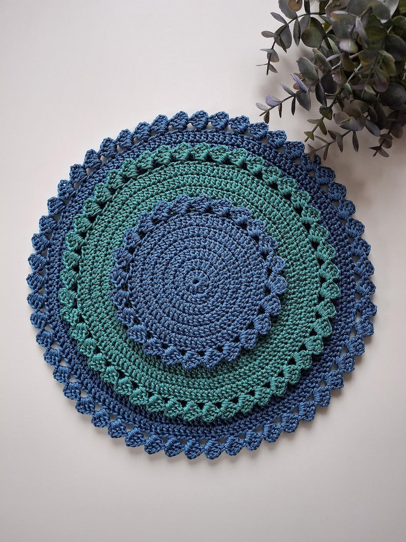 Runde gehäkelte Tischsets, 4 Größen, Makramee Polyesterseil 1-2 mm, Ø 32/28/26/15 cm