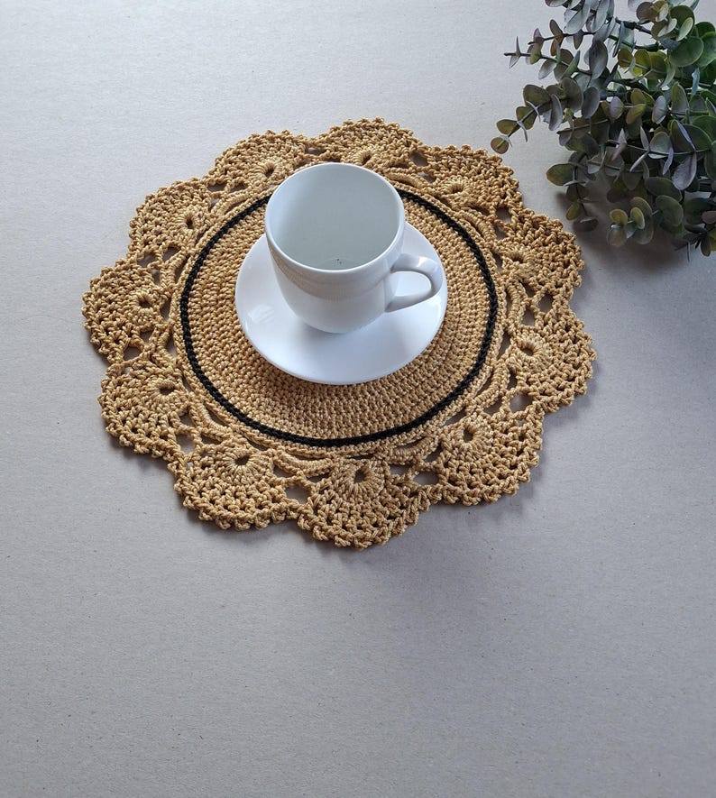 Rundes gehäkeltes Tischset 30 cm mit dekorativer Linie, Polyesterseil