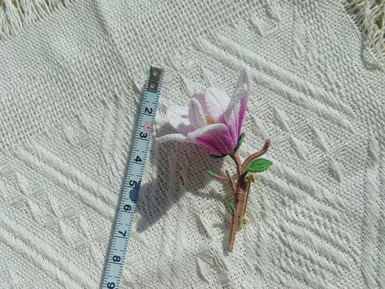 Micro Gehäkelte Magnolie Brosche Handgemacht Blumen Brosche