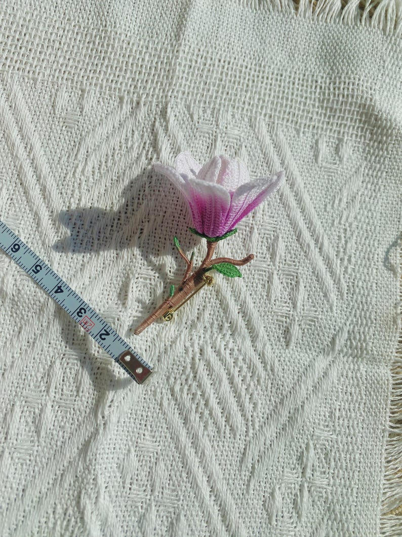 Micro Gehäkelte Magnolie Brosche Handgemacht Blumen Brosche