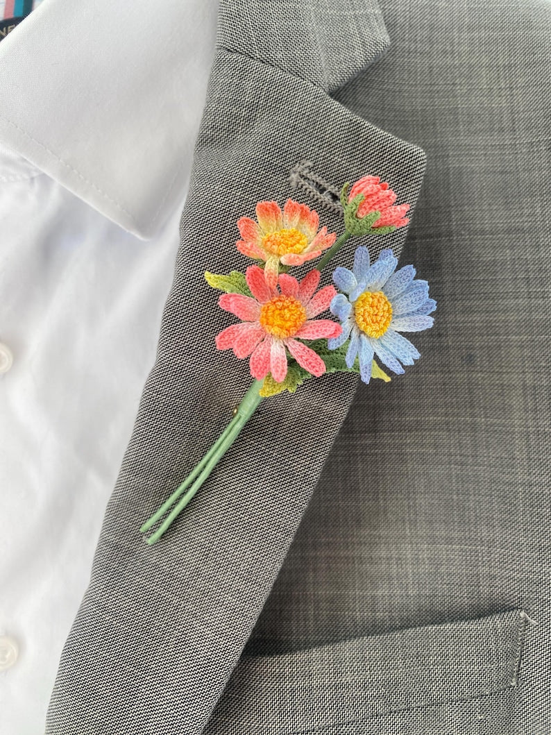3-fache Aster Brosche Handarbeit Blume Anstecknadel mit 2 Blättern und 1 Knospe September Geburtsblume Hochzeitsschmuck Trauerschmuck