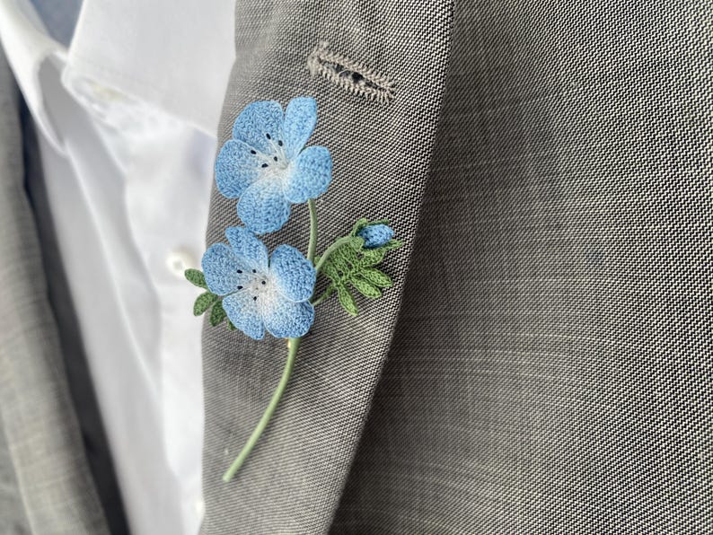 Blaue Augen Brosche, Häkelbrosche, Blumenstecknadel, handgefertigt, blau